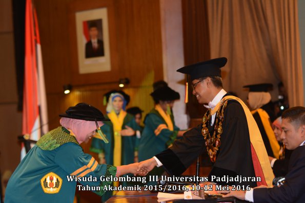 Wisuda Unpad Gel III TA 2015_2016  Fakultas Kedokteran oleh Rektor 021