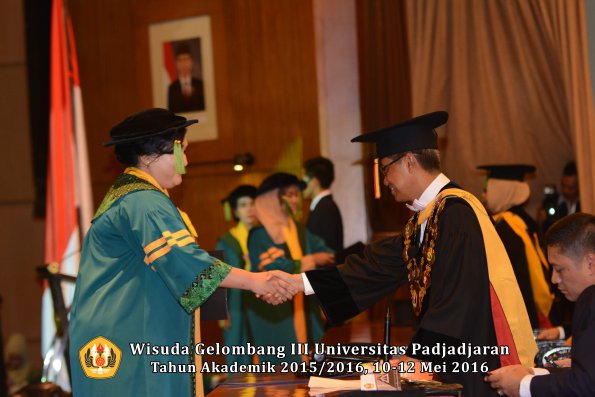 Wisuda Unpad Gel III TA 2015_2016  Fakultas Kedokteran oleh Rektor 024
