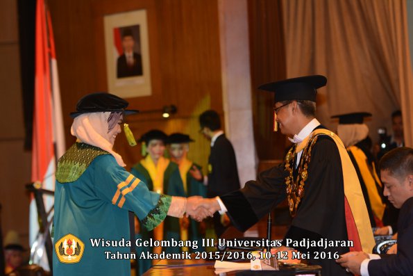 Wisuda Unpad Gel III TA 2015_2016  Fakultas Kedokteran oleh Rektor 025