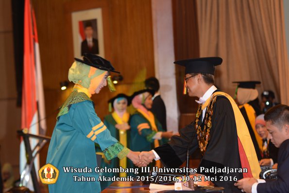 Wisuda Unpad Gel III TA 2015_2016  Fakultas Kedokteran oleh Rektor 027