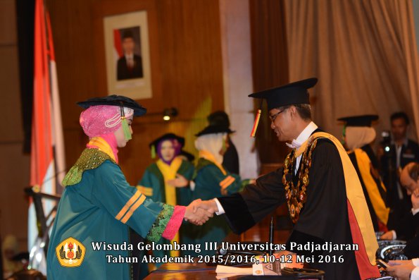 Wisuda Unpad Gel III TA 2015_2016  Fakultas Kedokteran oleh Rektor 031