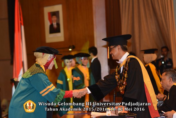 Wisuda Unpad Gel III TA 2015_2016  Fakultas Kedokteran oleh Rektor 036