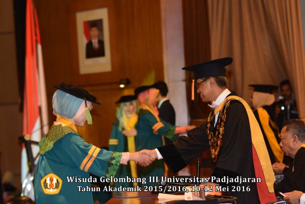 Wisuda Unpad Gel III TA 2015_2016  Fakultas Kedokteran oleh Rektor 038