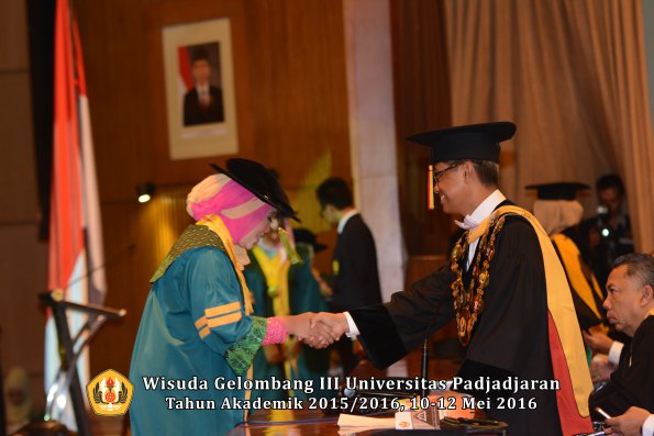 Wisuda Unpad Gel III TA 2015_2016  Fakultas Kedokteran oleh Rektor 041