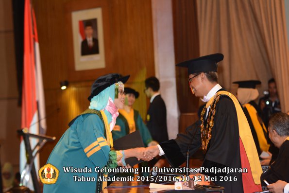 Wisuda Unpad Gel III TA 2015_2016  Fakultas Kedokteran oleh Rektor 042