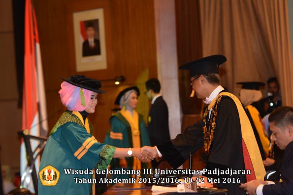 Wisuda Unpad Gel III TA 2015_2016  Fakultas Kedokteran oleh Rektor 049