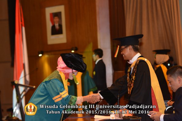 Wisuda Unpad Gel III TA 2015_2016  Fakultas Kedokteran oleh Rektor 057
