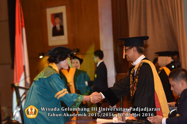 Wisuda Unpad Gel III TA 2015_2016  Fakultas Kedokteran oleh Rektor 062