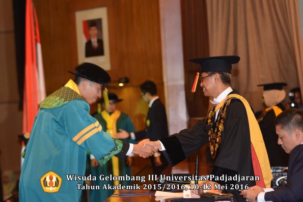 Wisuda Unpad Gel III TA 2015_2016  Fakultas Kedokteran oleh Rektor 066