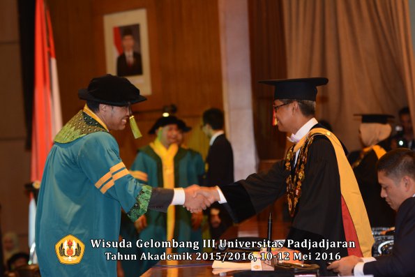 Wisuda Unpad Gel III TA 2015_2016  Fakultas Kedokteran oleh Rektor 068