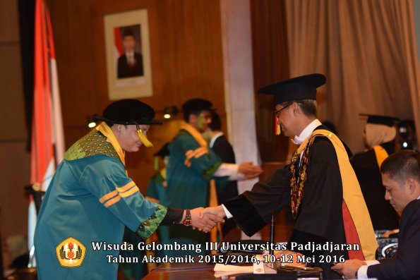 Wisuda Unpad Gel III TA 2015_2016  Fakultas Kedokteran oleh Rektor 069
