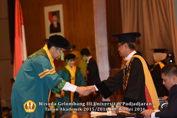 Wisuda Unpad Gel III TA 2015_2016  Fakultas Kedokteran oleh Rektor 070