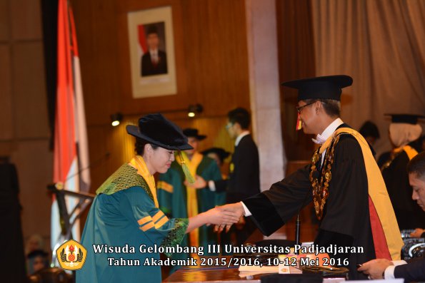 Wisuda Unpad Gel III TA 2015_2016  Fakultas Kedokteran oleh Rektor 073
