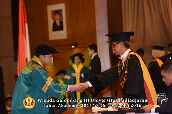 Wisuda Unpad Gel III TA 2015_2016  Fakultas Kedokteran oleh Rektor 074