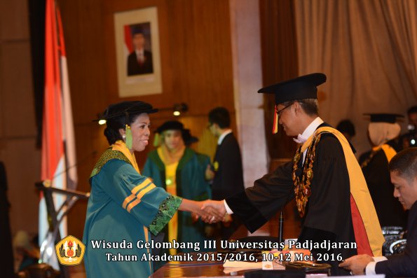 Wisuda Unpad Gel III TA 2015_2016  Fakultas Kedokteran oleh Rektor 075