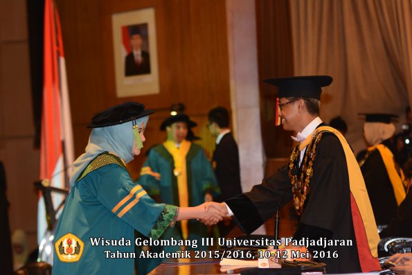 Wisuda Unpad Gel III TA 2015_2016  Fakultas Kedokteran oleh Rektor 078