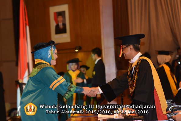 Wisuda Unpad Gel III TA 2015_2016  Fakultas Kedokteran oleh Rektor 090
