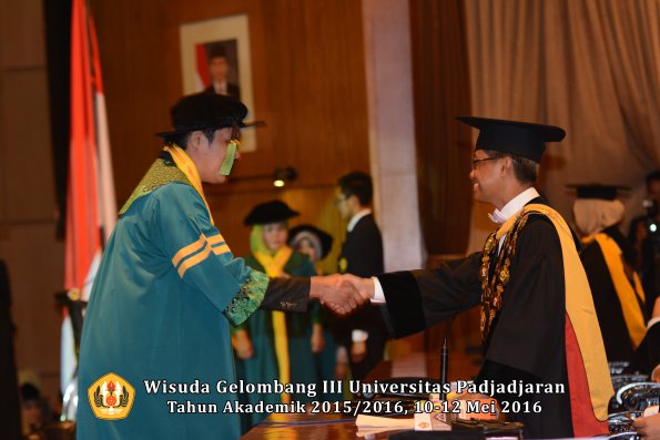 Wisuda Unpad Gel III TA 2015_2016  Fakultas Kedokteran oleh Rektor 093