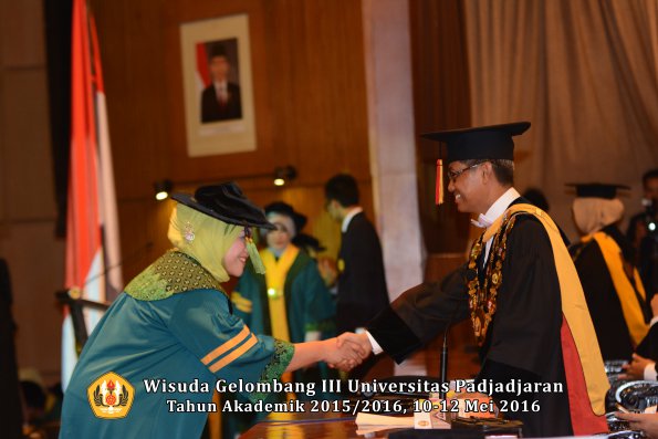 Wisuda Unpad Gel III TA 2015_2016  Fakultas Kedokteran oleh Rektor 094
