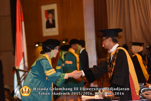 Wisuda Unpad Gel III TA 2015_2016  Fakultas Kedokteran oleh Rektor 097