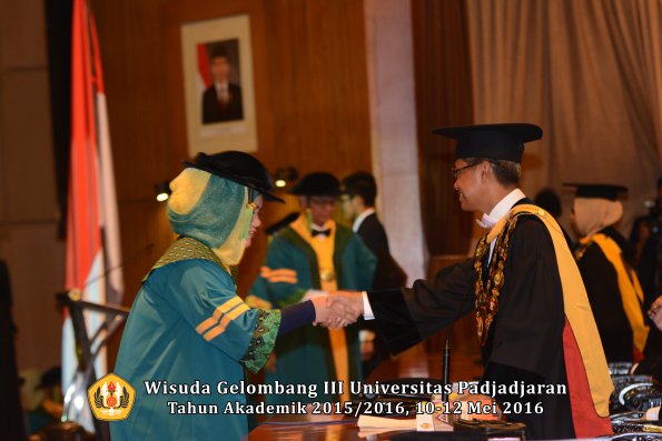 Wisuda Unpad Gel III TA 2015_2016  Fakultas Kedokteran oleh Rektor 099