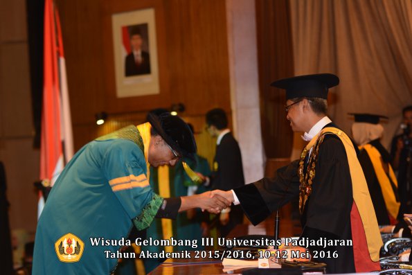 Wisuda Unpad Gel III TA 2015_2016  Fakultas Kedokteran oleh Rektor 104
