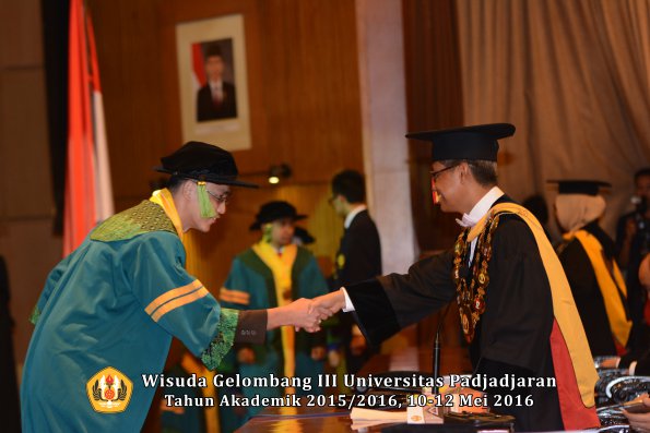 Wisuda Unpad Gel III TA 2015_2016  Fakultas Kedokteran oleh Rektor 106