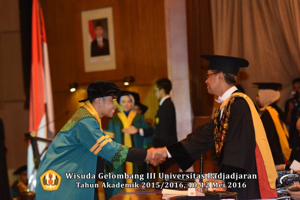 Wisuda Unpad Gel III TA 2015_2016  Fakultas Kedokteran oleh Rektor 107