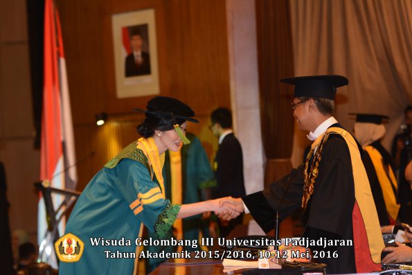 Wisuda Unpad Gel III TA 2015_2016  Fakultas Kedokteran oleh Rektor 111