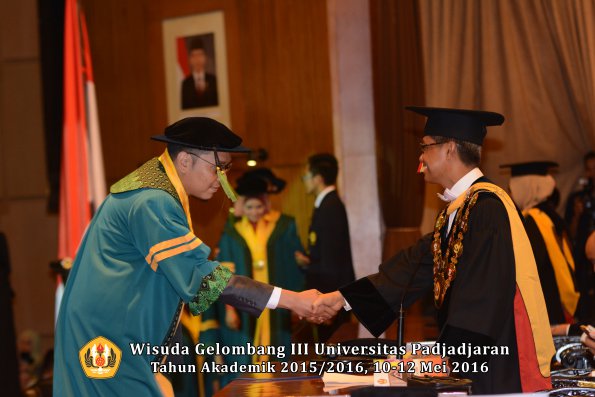 Wisuda Unpad Gel III TA 2015_2016  Fakultas Kedokteran oleh Rektor 112