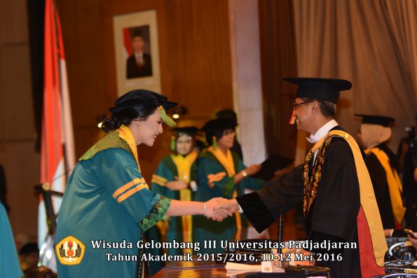 Wisuda Unpad Gel III TA 2015_2016  Fakultas Kedokteran oleh Rektor 116