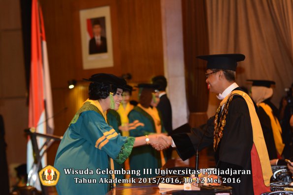 Wisuda Unpad Gel III TA 2015_2016  Fakultas Kedokteran oleh Rektor 117
