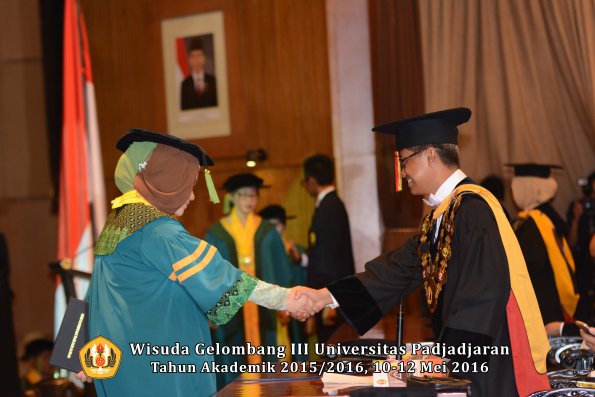 Wisuda Unpad Gel III TA 2015_2016  Fakultas Kedokteran oleh Rektor 118
