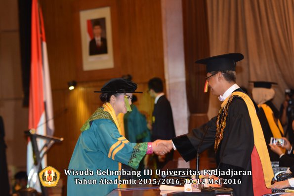 Wisuda Unpad Gel III TA 2015_2016  Fakultas Kedokteran oleh Rektor 120