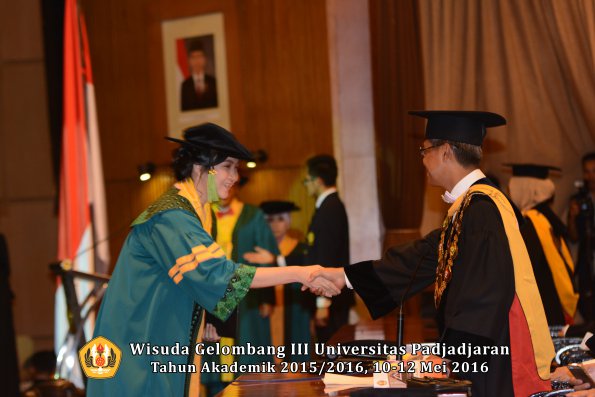 Wisuda Unpad Gel III TA 2015_2016  Fakultas Kedokteran oleh Rektor 122
