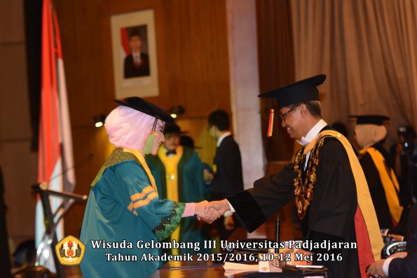 Wisuda Unpad Gel III TA 2015_2016  Fakultas Kedokteran oleh Rektor 124