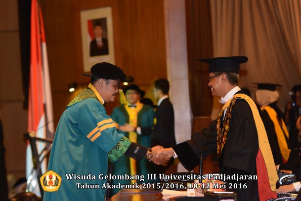 Wisuda Unpad Gel III TA 2015_2016  Fakultas Kedokteran oleh Rektor 125