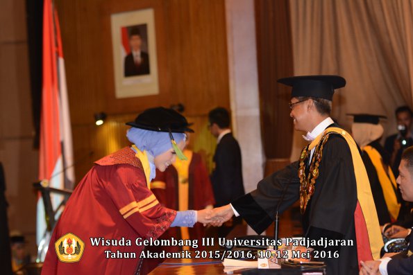 Wisuda Unpad Gel III TA 2015_2016  Fakultas Kedokteran oleh Rektor 129