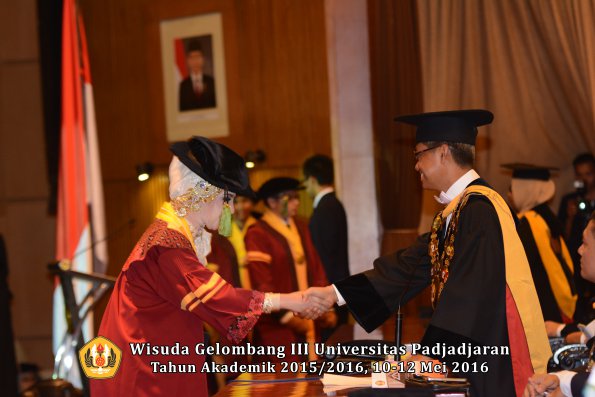 Wisuda Unpad Gel III TA 2015_2016  Fakultas Kedokteran oleh Rektor 137