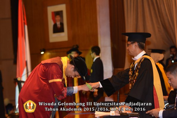 Wisuda Unpad Gel III TA 2015_2016  Fakultas Kedokteran oleh Rektor 147