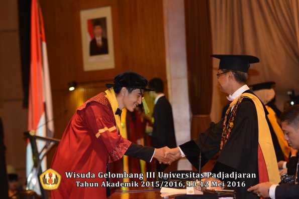 Wisuda Unpad Gel III TA 2015_2016  Fakultas Kedokteran oleh Rektor 148