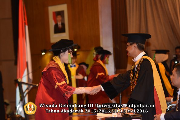 Wisuda Unpad Gel III TA 2015_2016  Fakultas Kedokteran oleh Rektor 149