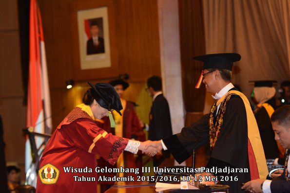Wisuda Unpad Gel III TA 2015_2016  Fakultas Kedokteran oleh Rektor 162