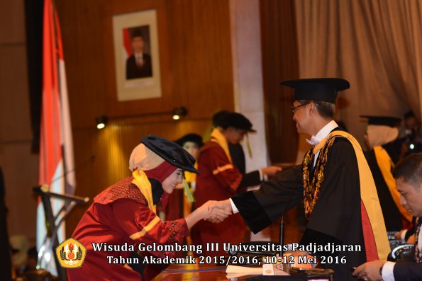 Wisuda Unpad Gel III TA 2015_2016  Fakultas Kedokteran oleh Rektor 164