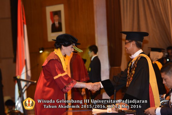 Wisuda Unpad Gel III TA 2015_2016  Fakultas Kedokteran oleh Rektor 166