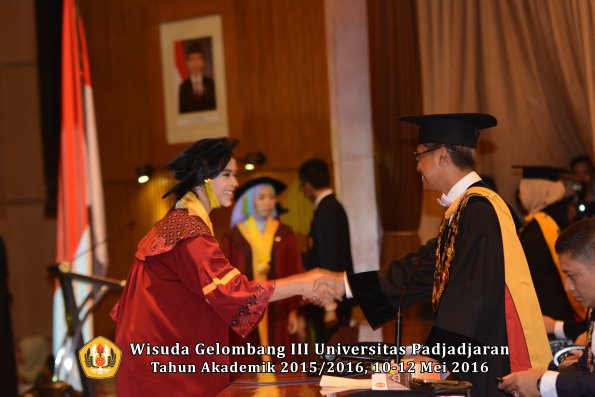 Wisuda Unpad Gel III TA 2015_2016  Fakultas Kedokteran oleh Rektor 171