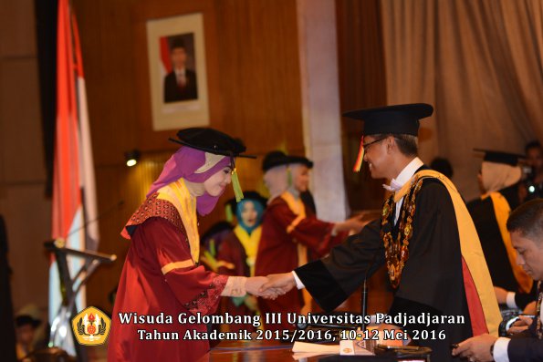 Wisuda Unpad Gel III TA 2015_2016  Fakultas Kedokteran oleh Rektor 173