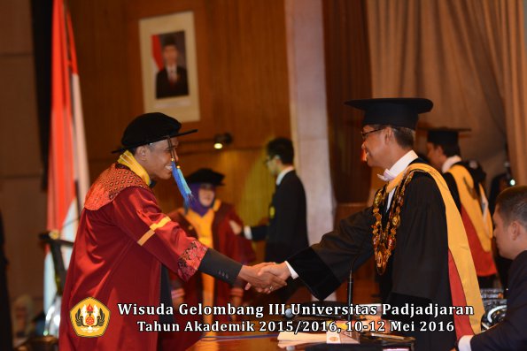 Wisuda Unpad Gel III TA 2015_2016  Fakultas Keperawatan oleh Rektor 016