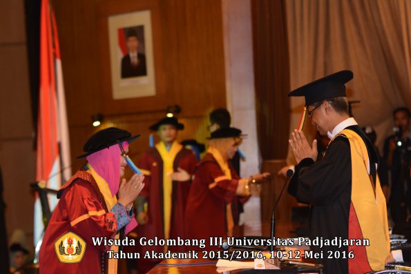 Wisuda Unpad Gel III TA 2015_2016  Fakultas Keperawatan oleh Rektor 018