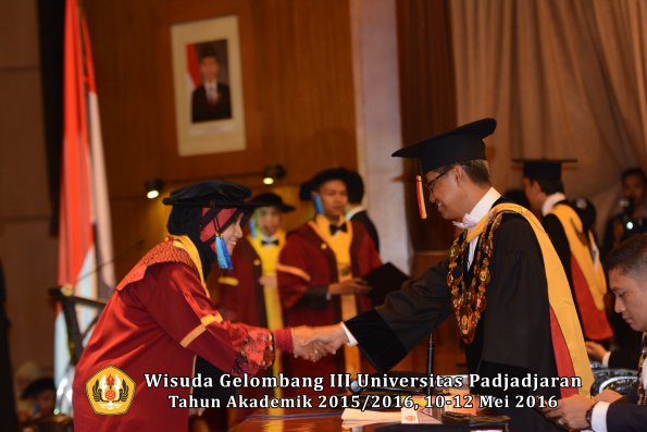 Wisuda Unpad Gel III TA 2015_2016  Fakultas Keperawatan oleh Rektor 029